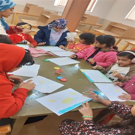 سرگرمی خلاقانه بخش کودک( کشیدن نقاشی با رنگ انگشتی)