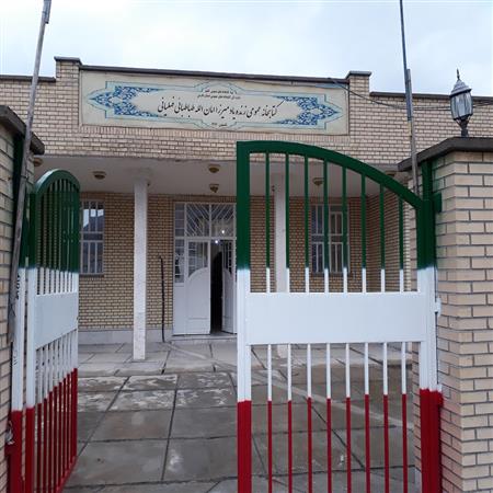 ورودی و تابلوی کتابخانه